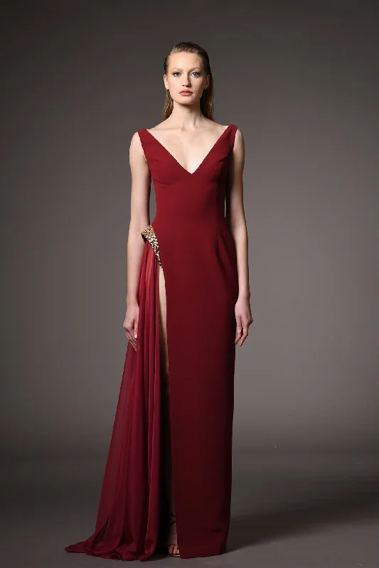 Sleeveless gown with embroidery on slit