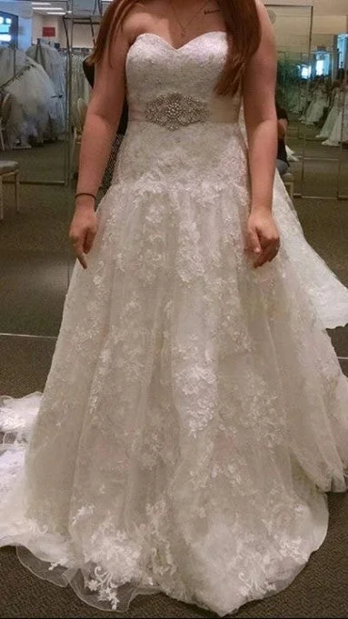 Oleg Cassini All-over lace, sweetheart neckline